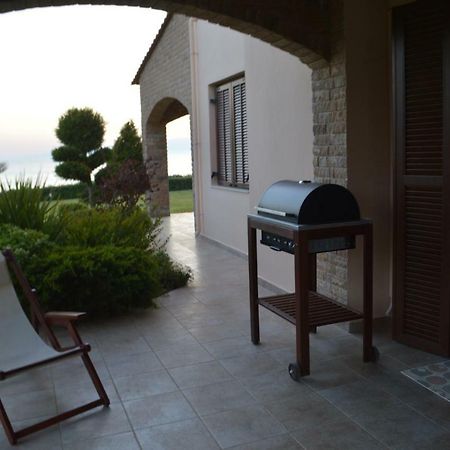 M Varkes Villa Nea Moudania Buitenkant foto
