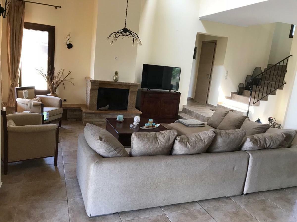 M Varkes Villa Nea Moudania Buitenkant foto