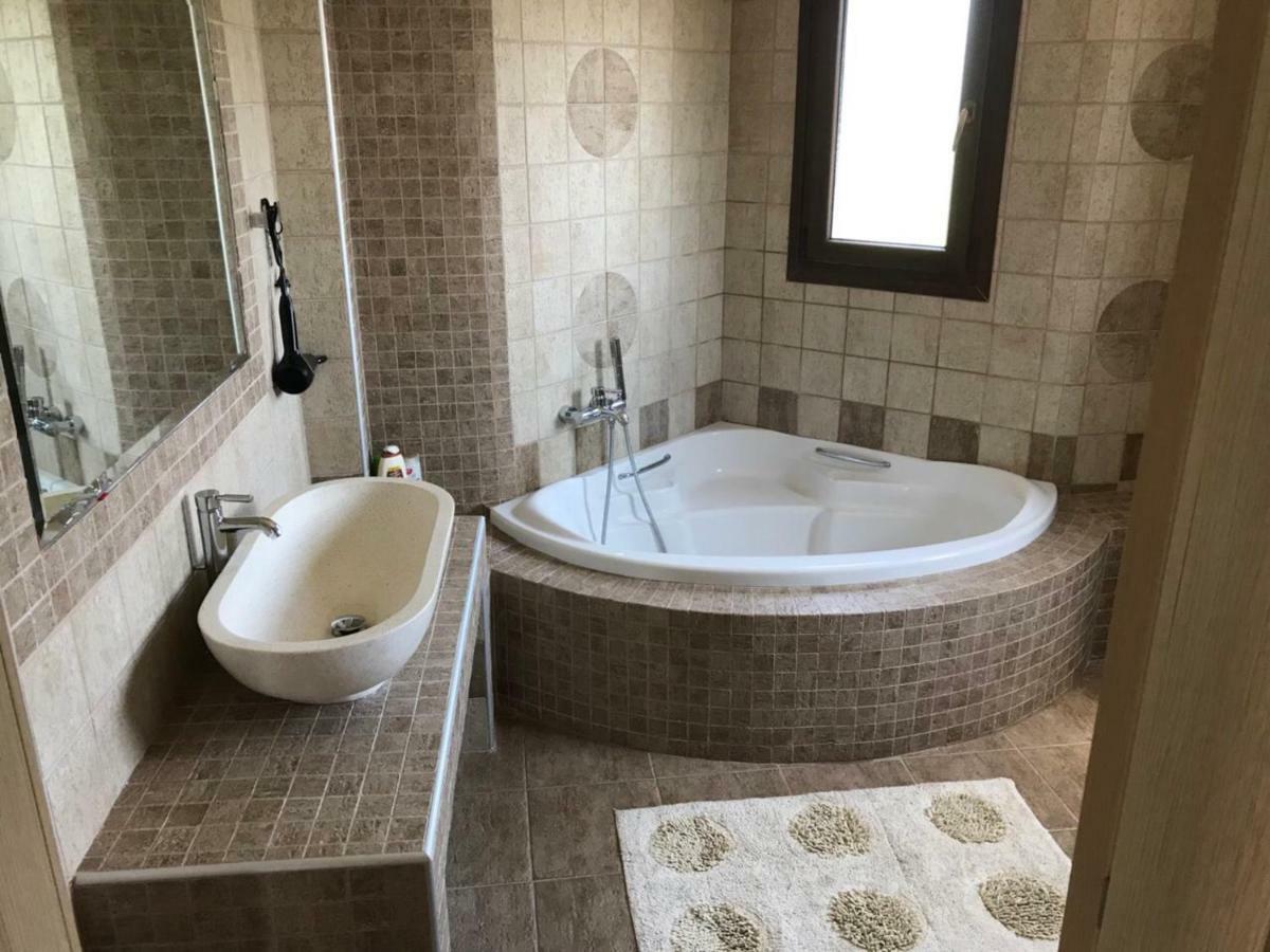 M Varkes Villa Nea Moudania Buitenkant foto