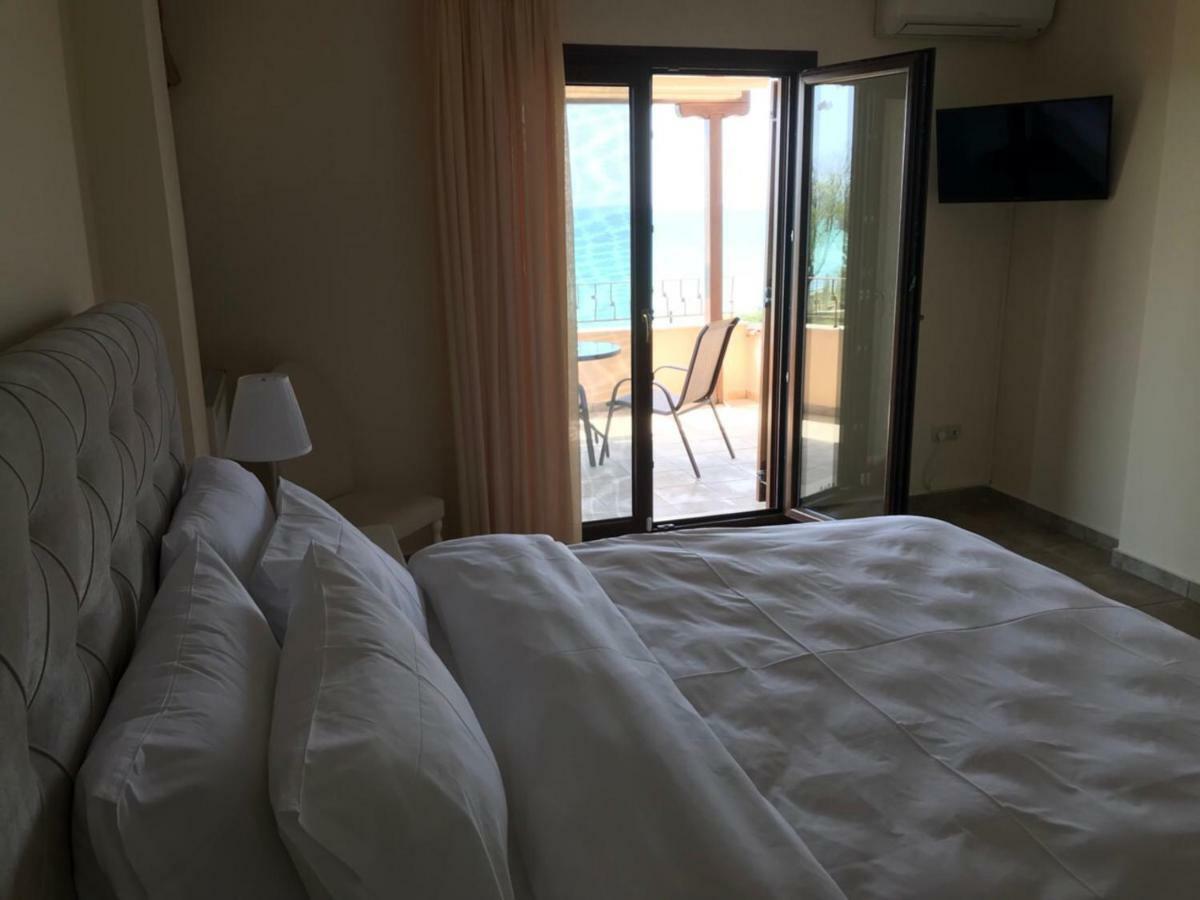 M Varkes Villa Nea Moudania Buitenkant foto