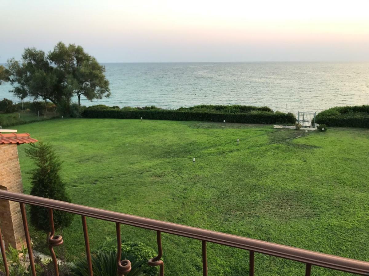M Varkes Villa Nea Moudania Buitenkant foto