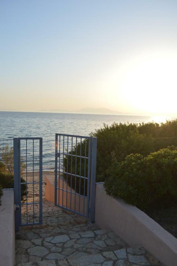 M Varkes Villa Nea Moudania Buitenkant foto