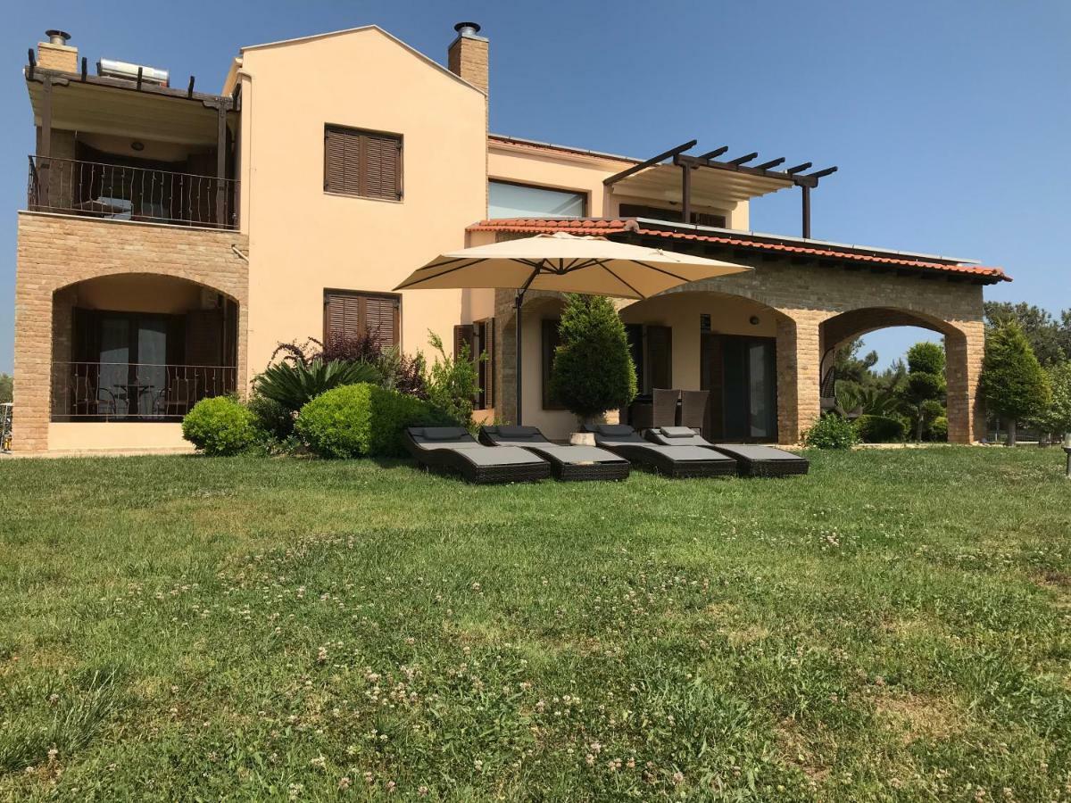 M Varkes Villa Nea Moudania Buitenkant foto
